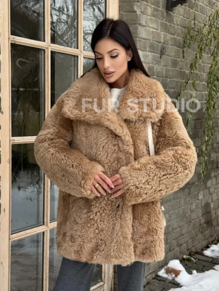 Шуба - дубленка из овчины в бежевом цвете - фото 11