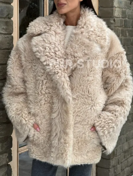 Светлая короткая шуба из испанской овчины - фото 2