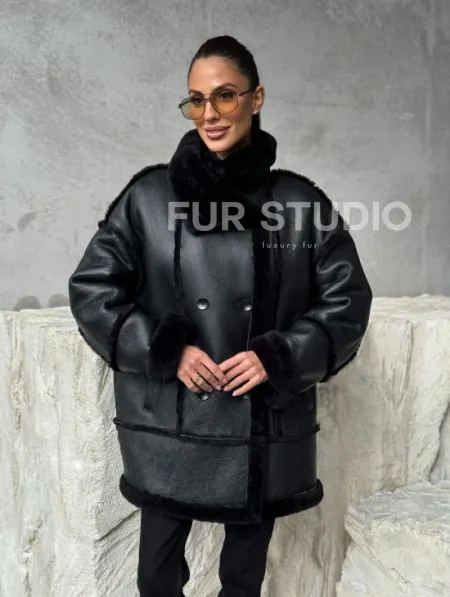Черная современная дубленка - фото 9