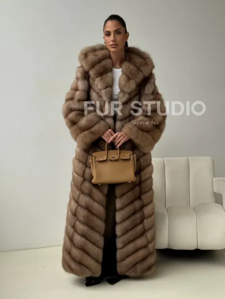 Длинная шуба из меха куницы с капюшоном - фото 8