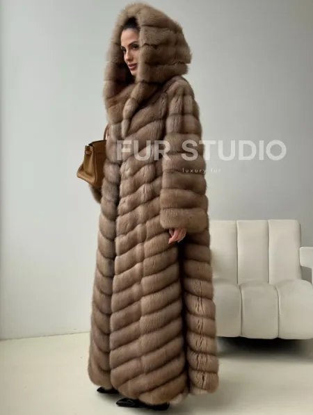 Длинная шуба из меха куницы с капюшоном - фото 2