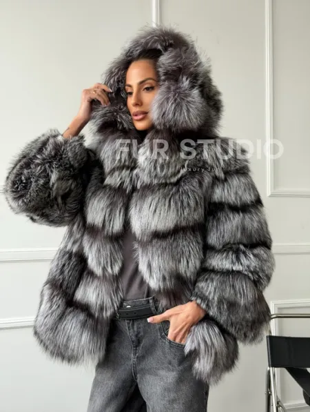 Шуба из меха чернобурки с капюшоном - серая - фото 4