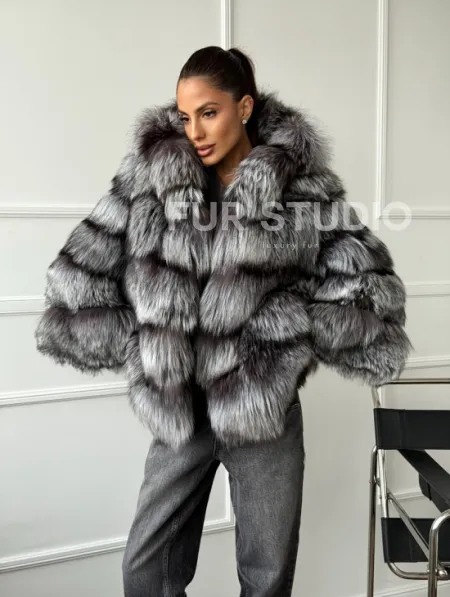 Шуба из меха чернобурки с капюшоном - серая - фото 6