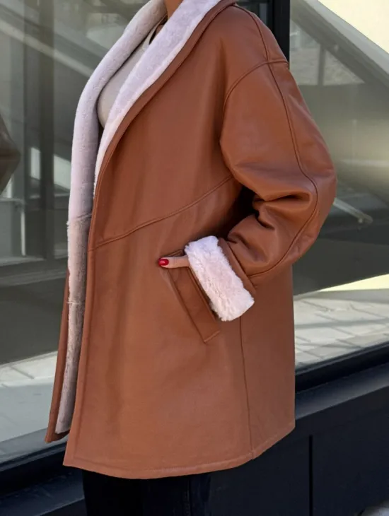 Женская дублёнка на запах с поясом - цвет кэмел - фото 2