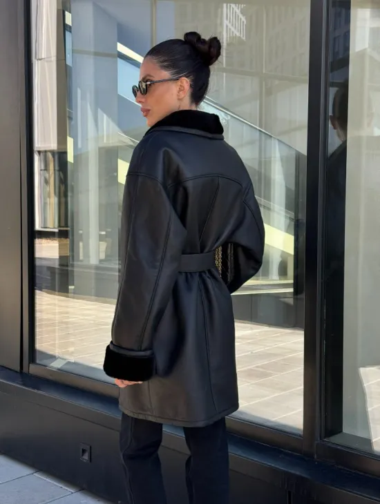 Черная женская дубленка на запах с поясом - фото 8