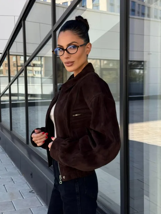 Женская короткая натуральная замшевая куртка - цвет коричневый - фото 8