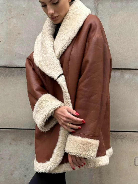 Двусторонняя женская дубленка из натуральной кожи с воротником шаль, на пуговицах - фото 2