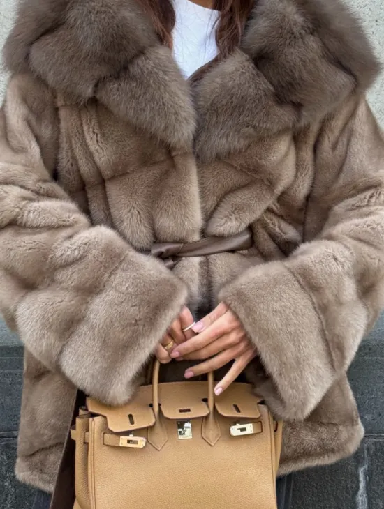 Женское зимнее норковое пончо с капюшоном куница - цвет пастель - фото 3