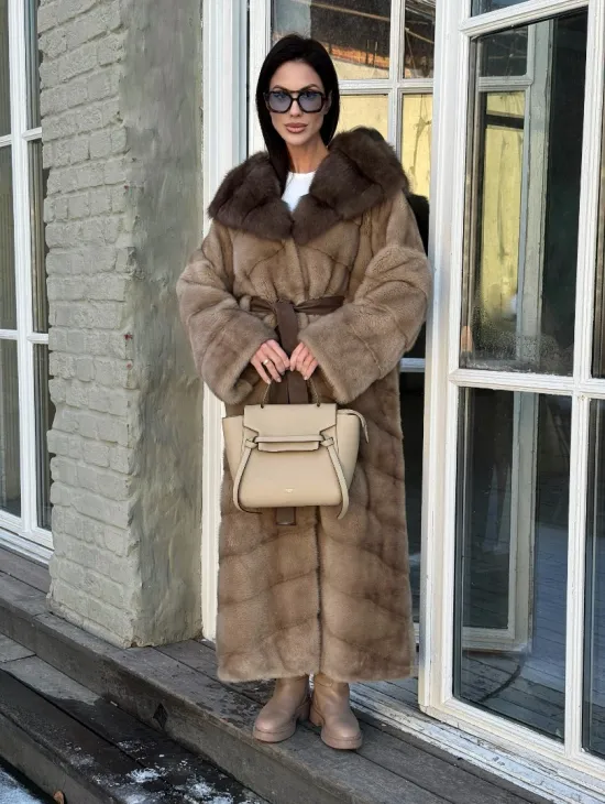 Женская удлиненная норковая шуба в цвете пастель с капюшоном из меха куницы - фото 3