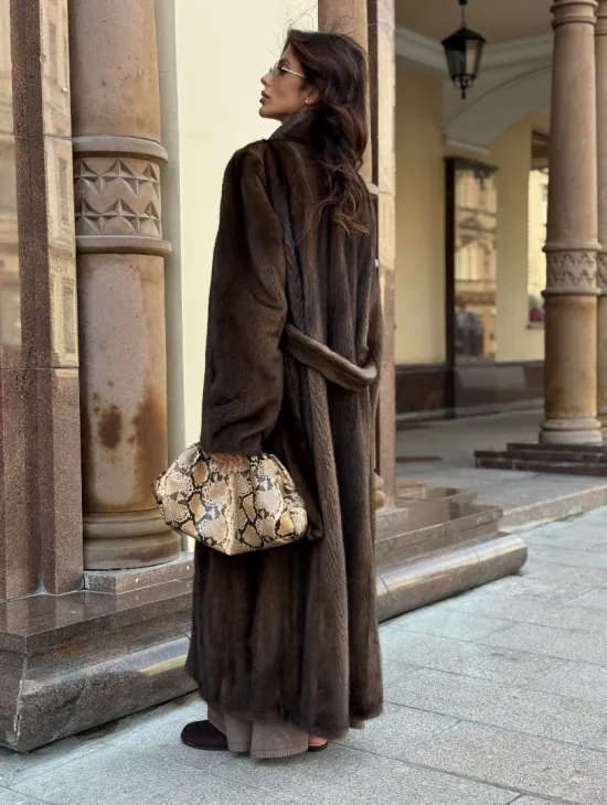 Модная длинная норковая шуба «зима 2025» из скандинавской норки - цвет орех - фото 3