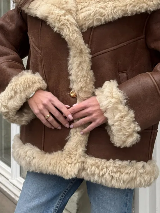 Коричневая женская дубленка с воротником «Челси» из овчины тиградо - фото 1