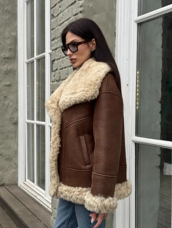 Коричневая женская дубленка с воротником «Челси» из овчины тиградо - фото 10