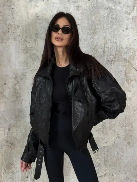 Черная бомбер-курточка «Оверсайз» из кожи Джумбо с двойным воротником и карманами - фото 3