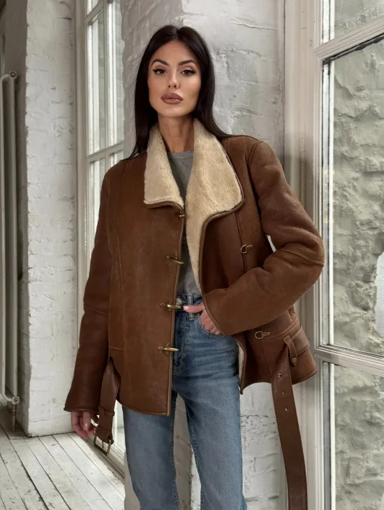 Женская дубленка в цвете виски с декоративными крючками - фото 6