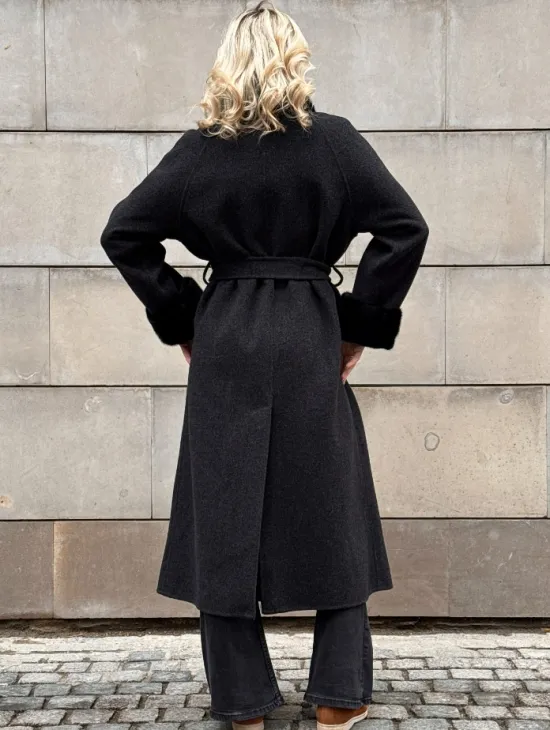 Женское демисезонное шерстяное пальто-халат с отделкой из меха норки - фото 8