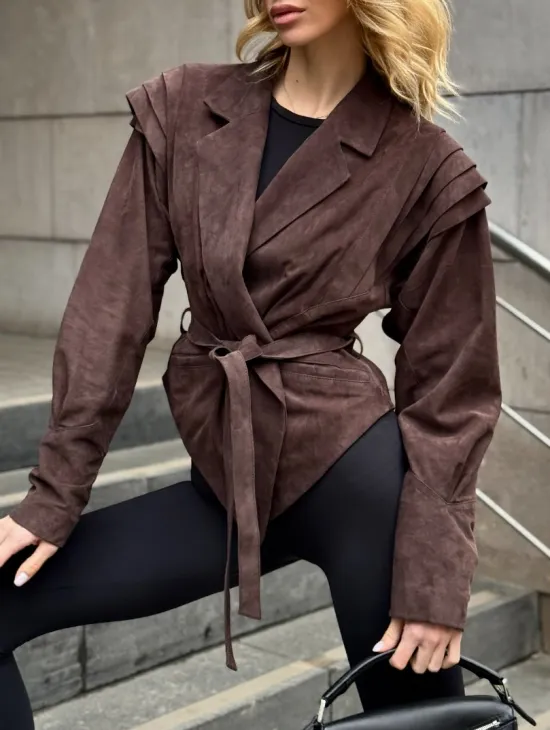 Приталенная куртка из замши c поясом, на плечах вставки в виде крылышек - фото 2