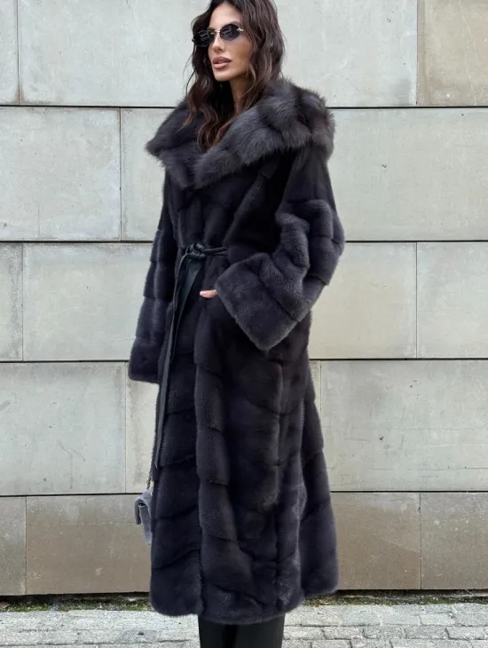 Норковая шуба в цвете графит с капюшоном из куницы - фото 5