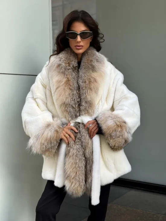 Женская белая норковая шуба с отделкой из меха рыси - фото 0