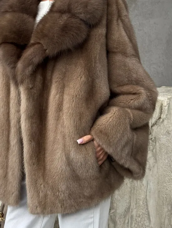 Короткая норковая шуба с воротником куницы - фото 1