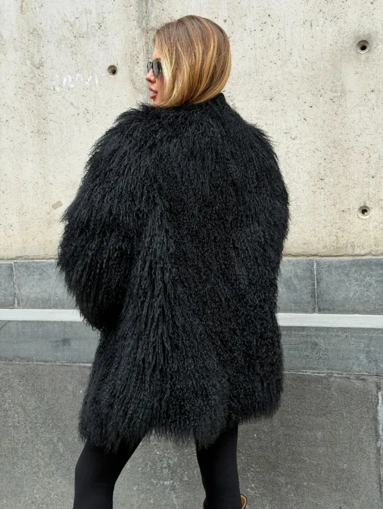 Черная шуба из ламы V-образный вырез - фото 6