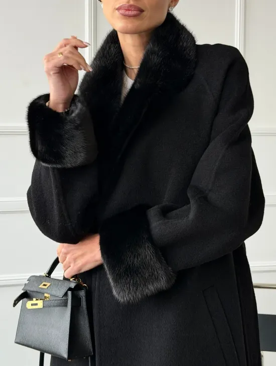 Черное пальто с мехом норки - фото 2