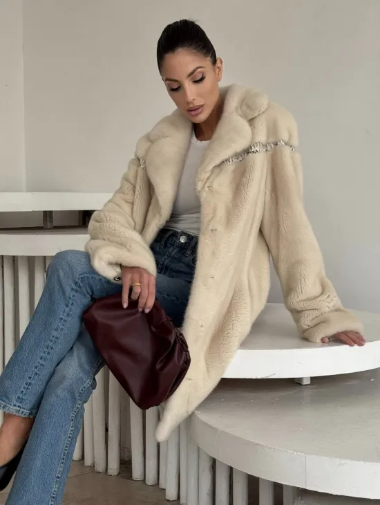 Шуба из аукционной норки с отделкой из кожи в цвете жемчуг - фото 0