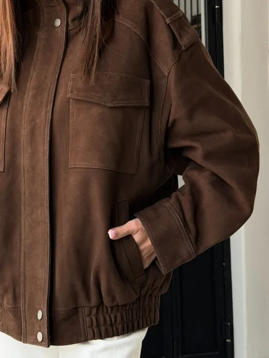 Коричневая куртка из натуральной замши тренд 2026 - фото 1