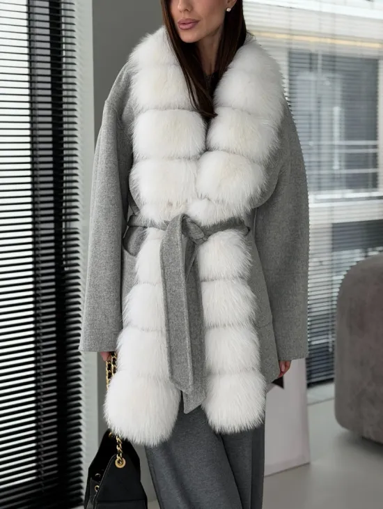 Серое пальто с меховым воротником - фото 6