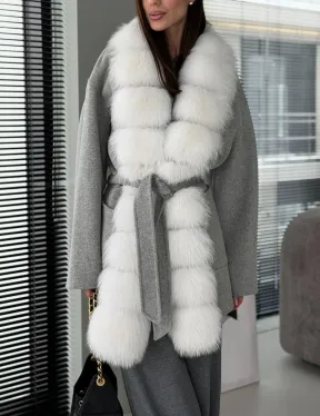 Серое пальто с меховым воротником - фото 6