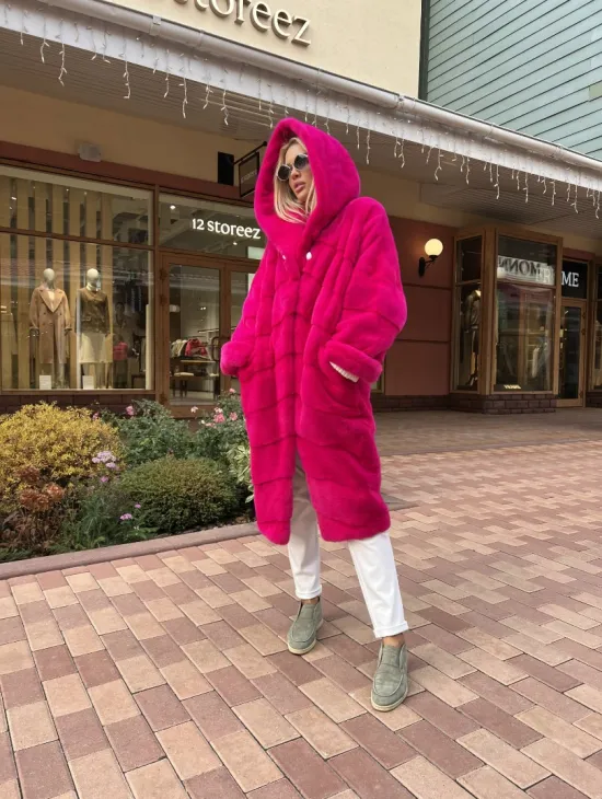 Шуба из скандинавской норки с капюшоном в розовом цвете - фото 4