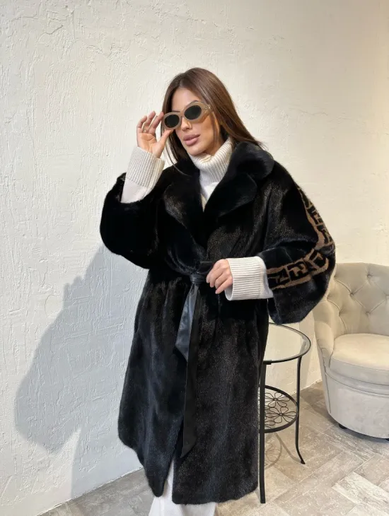 Черная плюшевая норковая шуба с принтом на рукавах - фото 0
