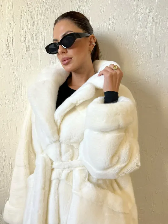 Белая шуба из плюшевой норки с английским воротником - фото 1