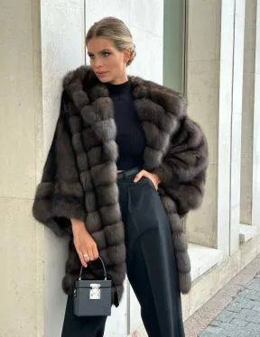 Эффектный жакет из меха соболя с капюшоном седина 1/2 - фото 1