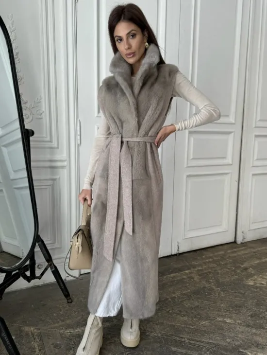 Пальто без рукавов с отделкой из меха норки - фото 1