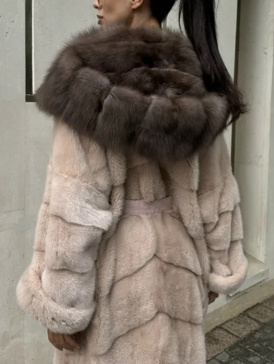 Норковая шуба с капюшоном из меха куницы пудрового цвета (нежно-розовый) - фото 5