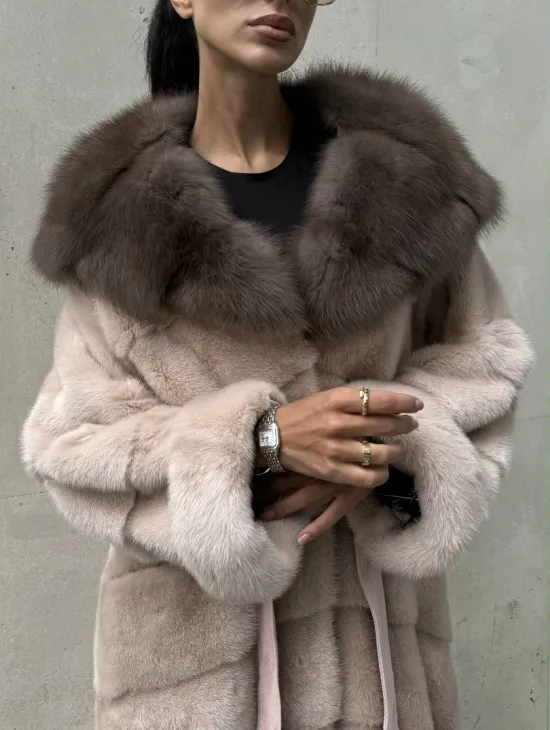 Норковая шуба с капюшоном из меха куницы пудрового цвета (нежно-розовый) - фото 1